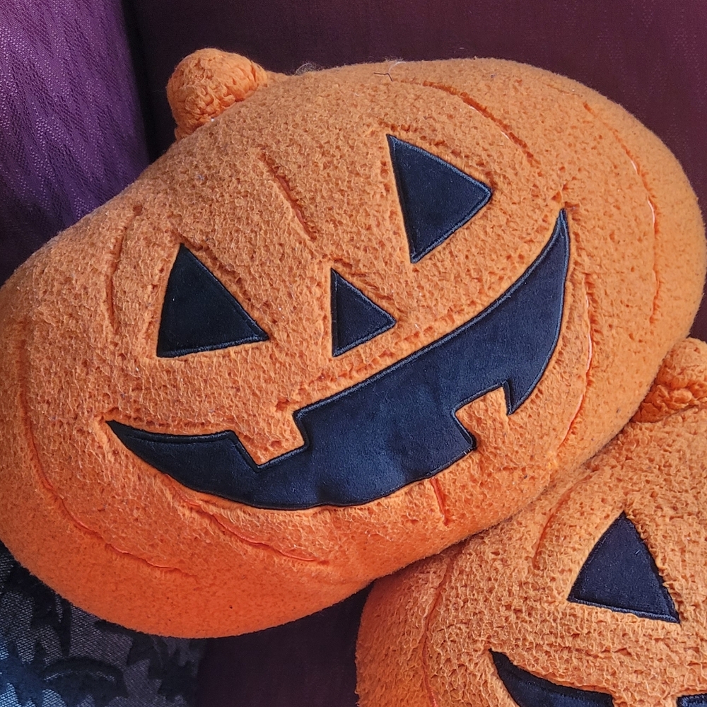 LEAVIN 2DAY Hyde Eek sherpa pumpkin pillow Lewis 2021 Jack O Lantern Hocus Pocus